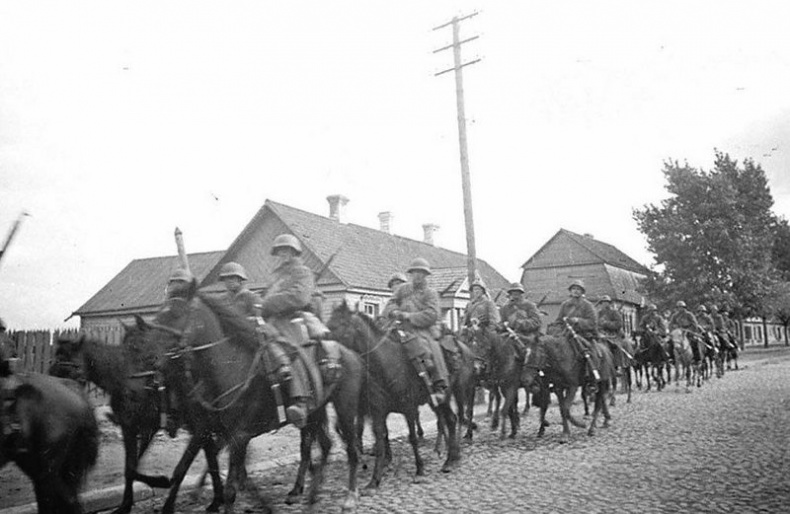 Иллюстрация к книге — Еврейское счастье Арона-Сапожника. Сапоги для Парада Победы [i_019.jpg]