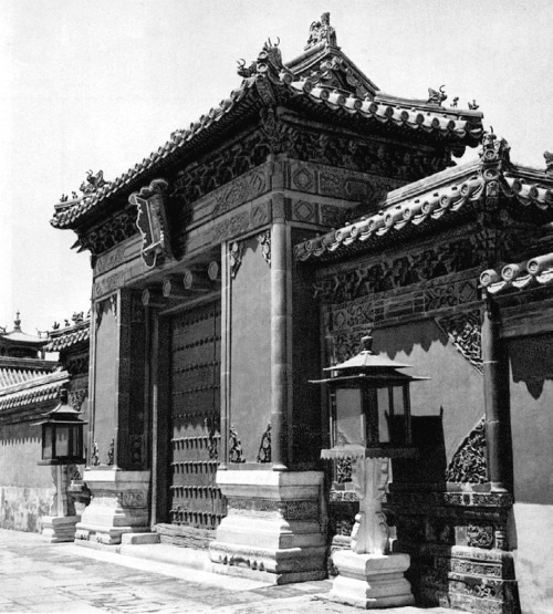 Иллюстрация к книге — В гареме Сына Неба. Жены и наложницы Поднебесной [i_029.jpg]