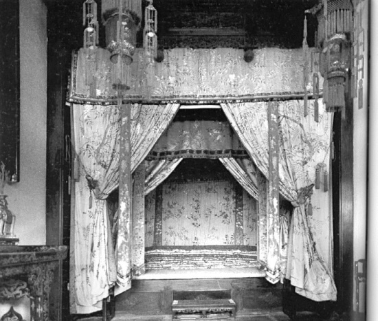 Иллюстрация к книге — В гареме Сына Неба. Жены и наложницы Поднебесной [i_098.jpg]