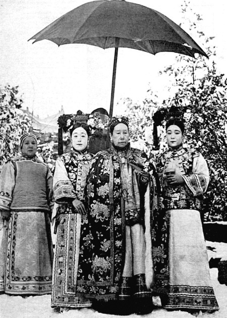 Иллюстрация к книге — В гареме Сына Неба. Жены и наложницы Поднебесной [i_120.jpg]