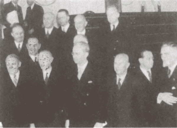 Иллюстрация к книге — Аденауэр. Отец новой Германии [i_033.jpg]