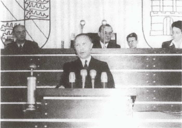 Иллюстрация к книге — Аденауэр. Отец новой Германии [i_034.jpg]