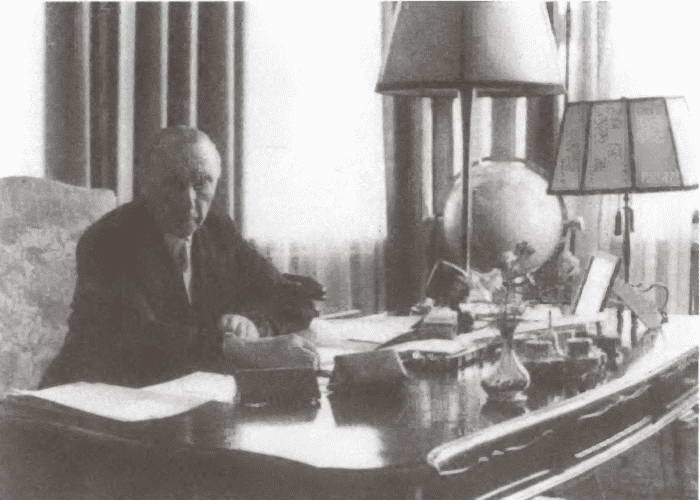 Иллюстрация к книге — Аденауэр. Отец новой Германии [i_037.jpg]