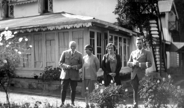 Иллюстрация к книге — Воспоминания о Рерихах [i_057.jpg]