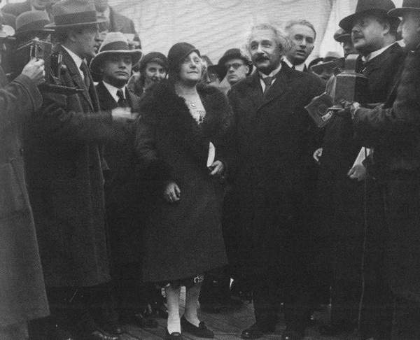 Иллюстрация к книге — Эйнштейн [i_033.jpg]