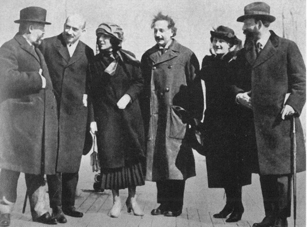 Иллюстрация к книге — Эйнштейн [i_045.jpg]