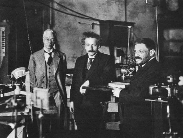 Иллюстрация к книге — Эйнштейн [i_047.jpg]