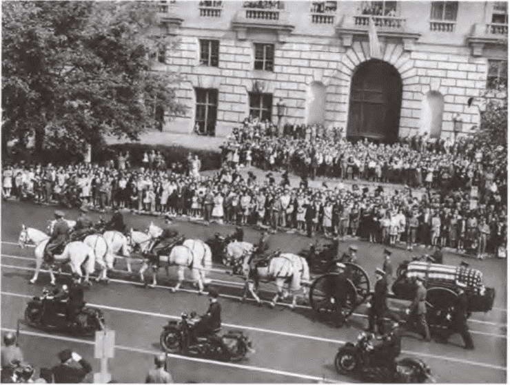 Иллюстрация к книге — Франклин Рузвельт [i_071.jpg]