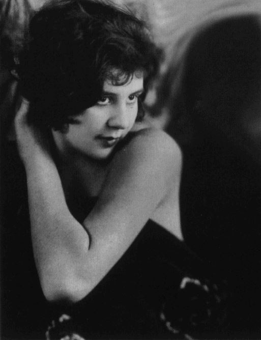 Иллюстрация к книге — Моя жизнь с Чаплином. Интимные воспоминания [i_002.jpg]