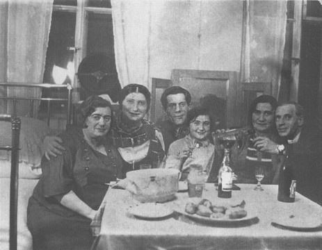 Иллюстрация к книге — Мой век [i_028.jpg]