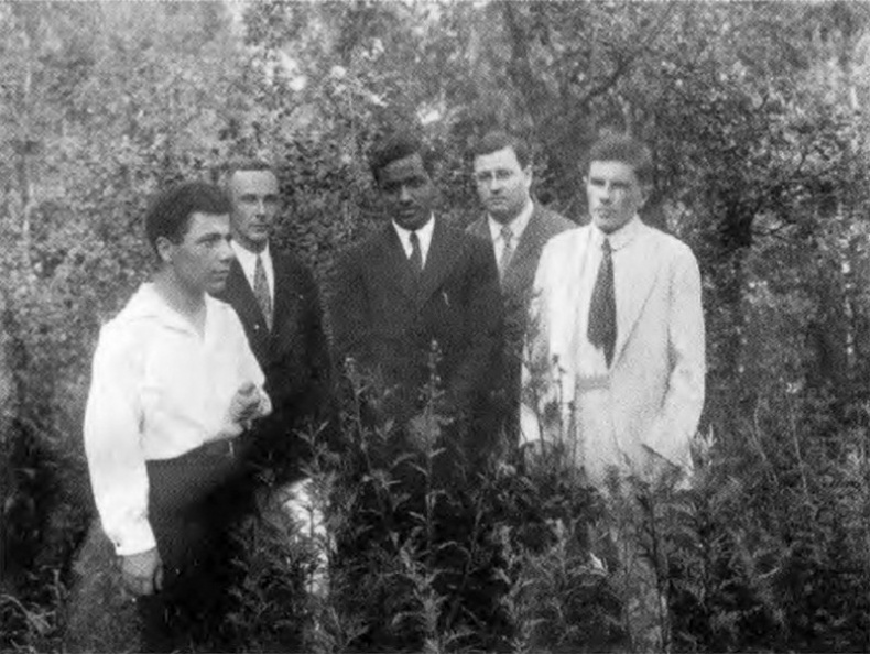 Иллюстрация к книге — Амбарцумян [i_017.jpg]