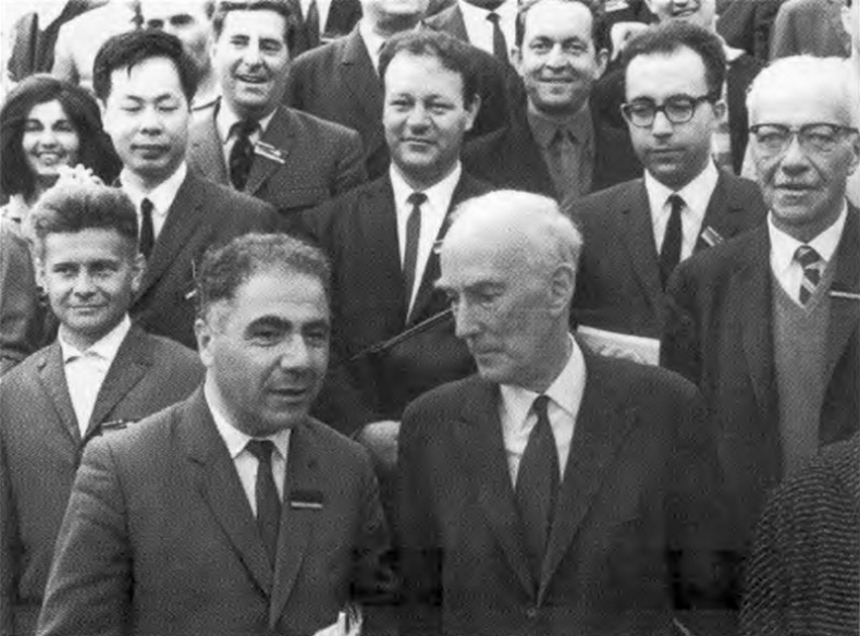 Иллюстрация к книге — Амбарцумян [i_047.jpg]