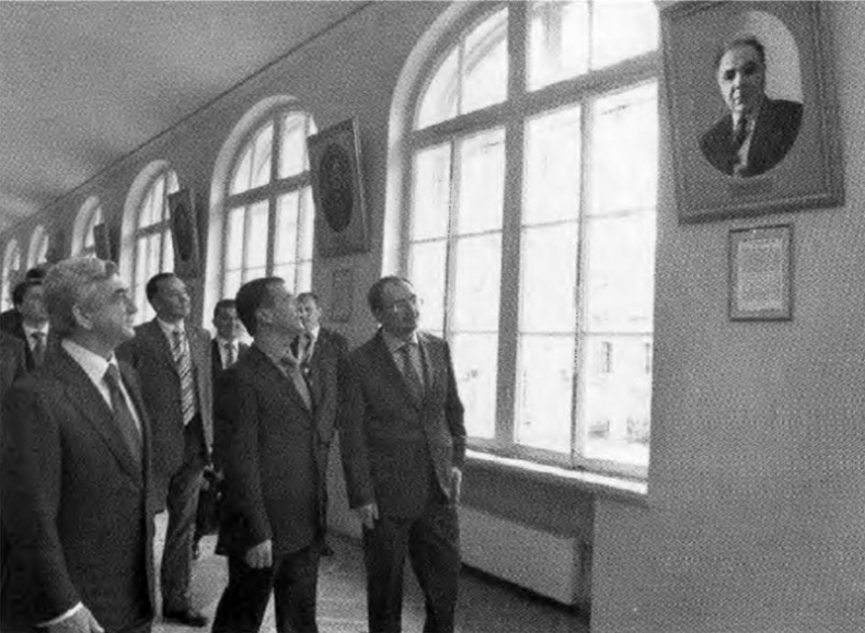 Иллюстрация к книге — Амбарцумян [i_066.jpg]