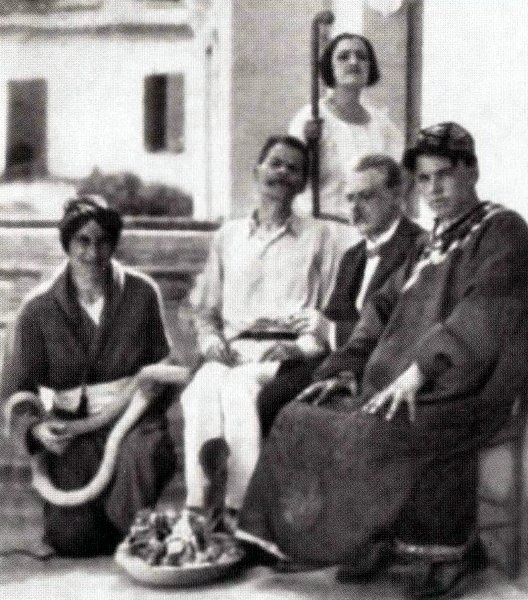 Иллюстрация к книге — Катаев. Погоня за вечной весной [i_032.jpg]