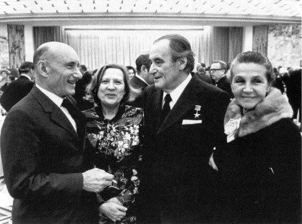 Иллюстрация к книге — Катаев. Погоня за вечной весной [i_070.jpg]