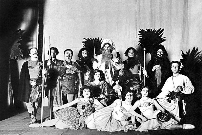 Иллюстрация к книге — Зодчий. Жизнь Николая Гумилева [i_062.jpg]