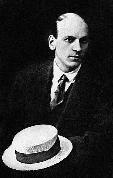 Иллюстрация к книге — Зодчий. Жизнь Николая Гумилева [i_090.jpg]