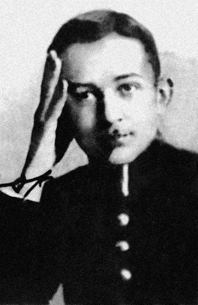 Иллюстрация к книге — Зодчий. Жизнь Николая Гумилева [i_102.jpg]