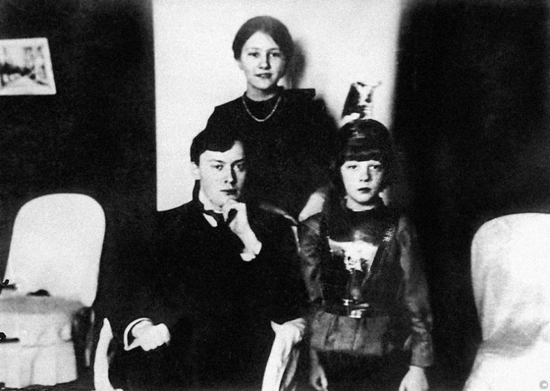 Иллюстрация к книге — Зодчий. Жизнь Николая Гумилева [i_114.jpg]