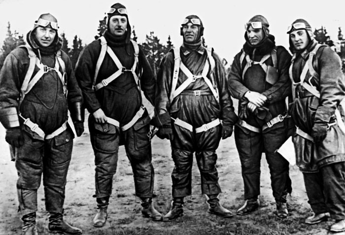 Иллюстрация к книге — Чкалов. Взлет и падение великого пилота [i_027.jpg]