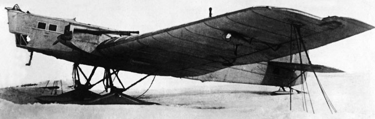 Иллюстрация к книге — Чкалов. Взлет и падение великого пилота [i_039.jpg]