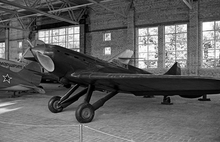 Иллюстрация к книге — Чкалов. Взлет и падение великого пилота [i_053.jpg]