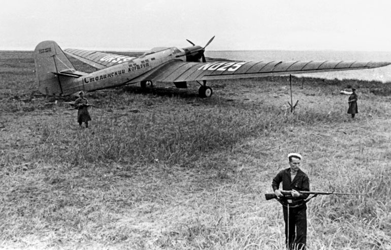 Иллюстрация к книге — Чкалов. Взлет и падение великого пилота [i_061.jpg]