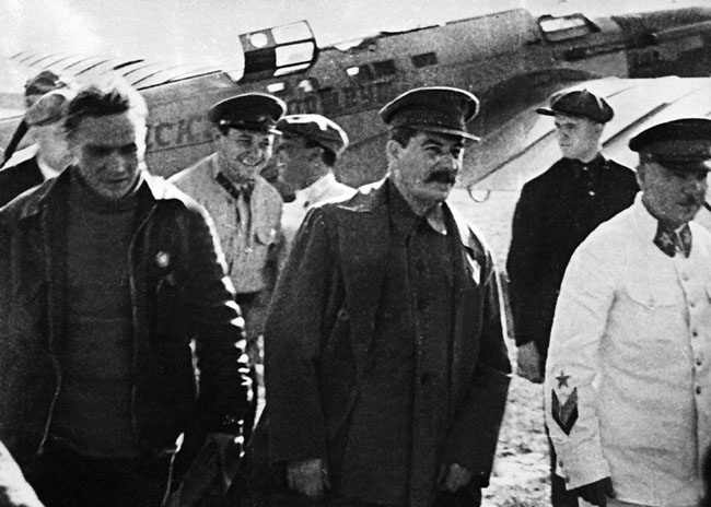 Иллюстрация к книге — Чкалов. Взлет и падение великого пилота [i_068.jpg]