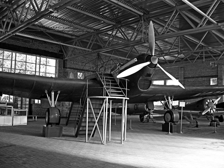 Иллюстрация к книге — Чкалов. Взлет и падение великого пилота [i_074.jpg]