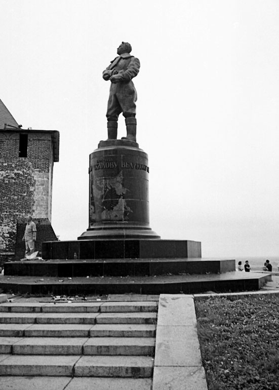 Иллюстрация к книге — Чкалов. Взлет и падение великого пилота [i_090.jpg]