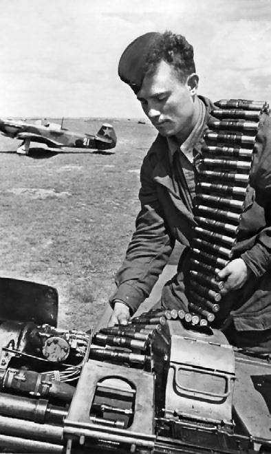 Иллюстрация к книге — Неизвестный Яковлев. "Железный" авиаконструктор [neizyak_1672_img_067.jpg]