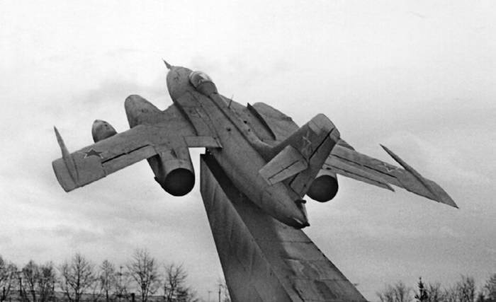 Иллюстрация к книге — Неизвестный Яковлев. "Железный" авиаконструктор [neizyak_1672_img_236.jpg]