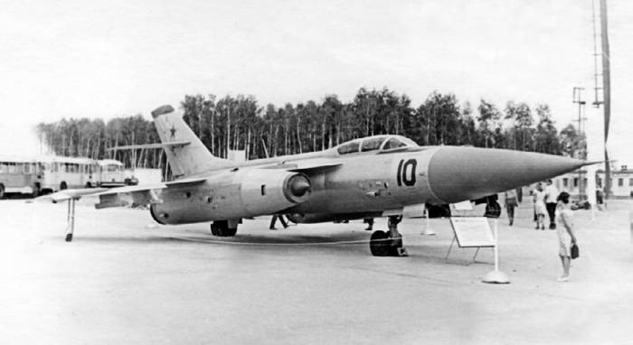 Иллюстрация к книге — Неизвестный Яковлев. "Железный" авиаконструктор [neizyak_1672_img_249.jpg]