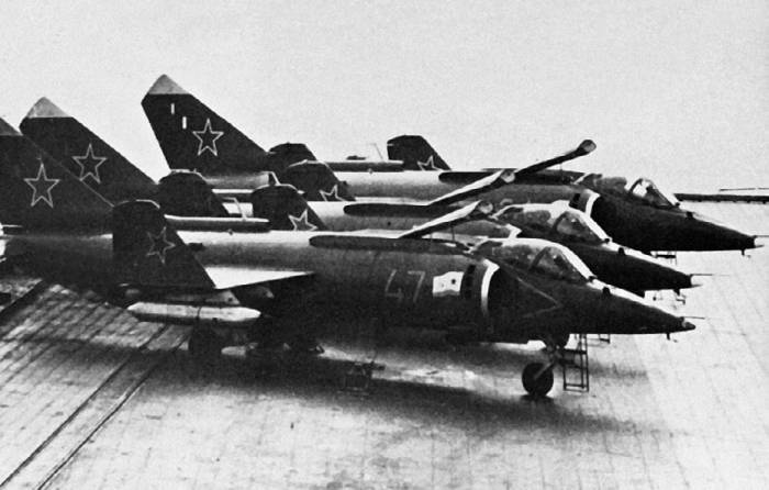 Иллюстрация к книге — Неизвестный Яковлев. &quot;Железный&quot; авиаконструктор [neizyak_1672_img_262.jpg]