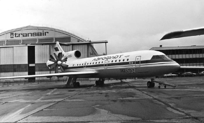 Иллюстрация к книге — Неизвестный Яковлев. "Железный" авиаконструктор [neizyak_1672_img_288.jpg]