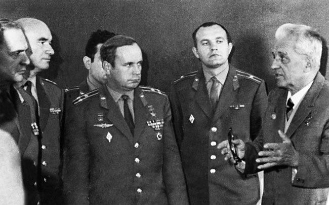 Иллюстрация к книге — Мясищев. Неудобный гений. Забытые победы советской авиации [i_116.jpg]