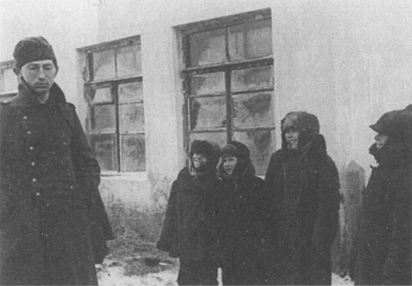 Иллюстрация к книге — Кровавый плацдарм. 49-я армия в прорыве под Тарусой и боях на реке Угре. 1941-1942 [i_009.jpg]