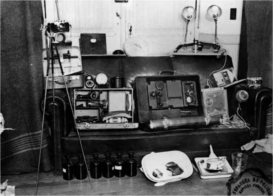 Иллюстрация к книге — Шпионский арсенал. История оперативной техники спецслужб [image12.jpg]