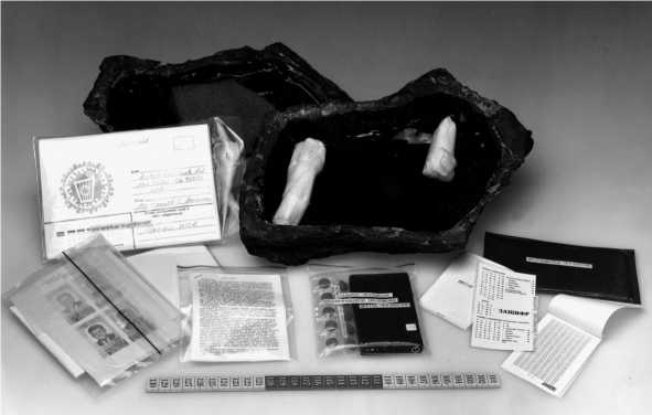 Иллюстрация к книге — Шпионский арсенал. История оперативной техники спецслужб [image180.jpg]