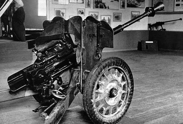 Иллюстрация к книге — Зимняя война: «Ломят танки широкие просеки» [block_001320_page_034_image_0001.jpg]