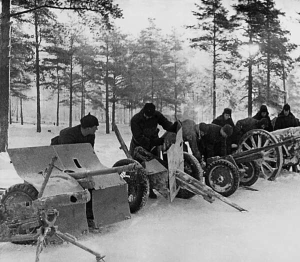 Иллюстрация к книге — Зимняя война: «Ломят танки широкие просеки» [block_001320_page_039_image_0001.jpg]