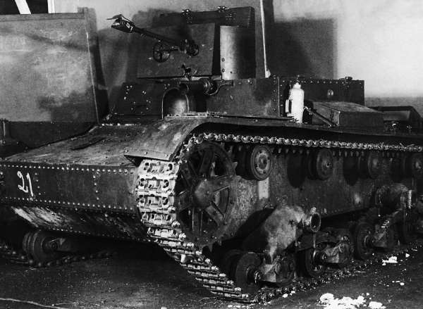 Иллюстрация к книге — Зимняя война: «Ломят танки широкие просеки» [block_001320_page_045_image_0001.jpg]