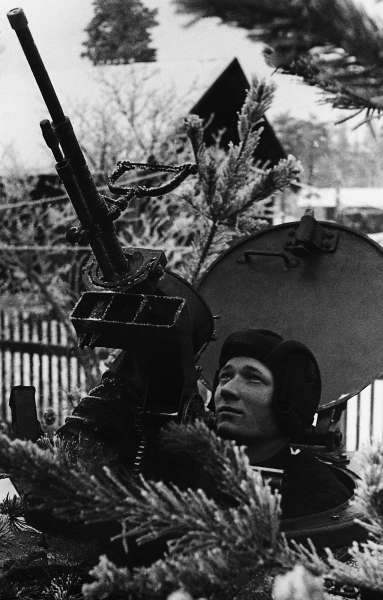 Иллюстрация к книге — Зимняя война: «Ломят танки широкие просеки» [block_001320_page_144_image_0001.jpg]