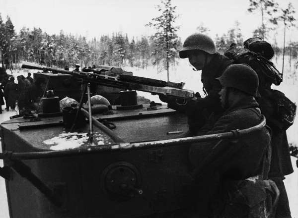 Иллюстрация к книге — Зимняя война: «Ломят танки широкие просеки» [block_001320_page_198_image_0001.jpg]