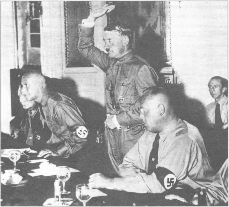 Иллюстрация к книге — Оккультные тайны Третьего рейха. Темные силы, освобожденные нацистами [i_042.jpg]