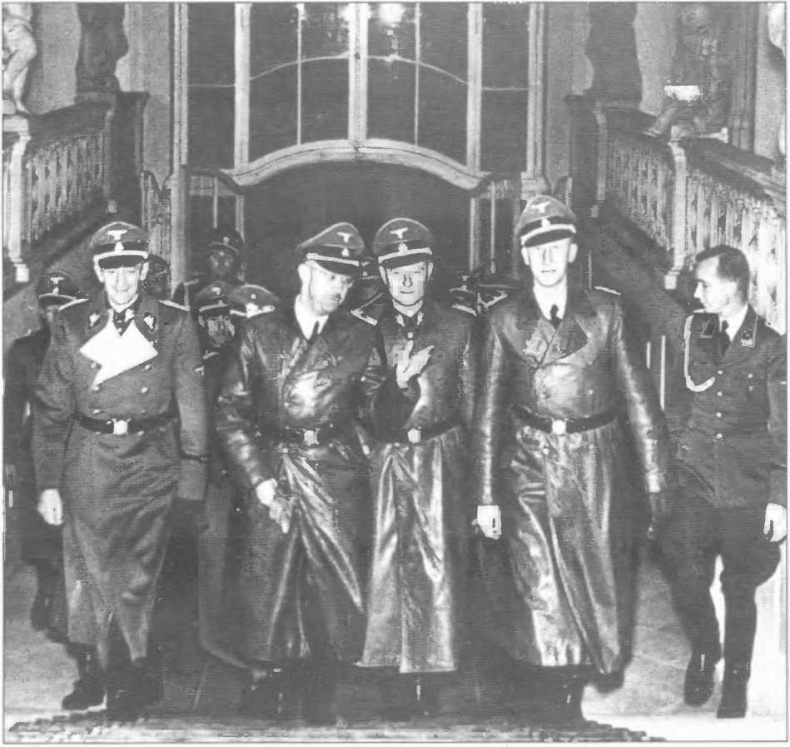 Иллюстрация к книге — Оккультные тайны Третьего рейха. Темные силы, освобожденные нацистами [i_093.jpg]