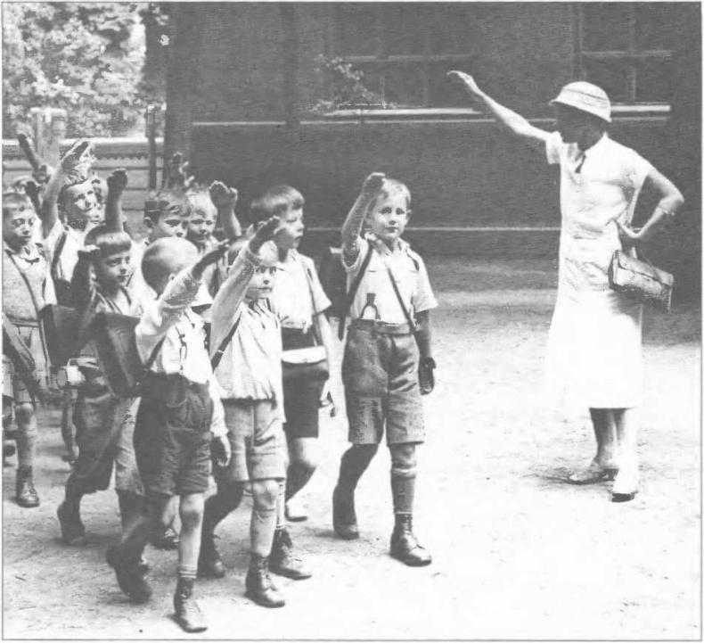 Иллюстрация к книге — Оккультные тайны Третьего рейха. Темные силы, освобожденные нацистами [i_096.jpg]