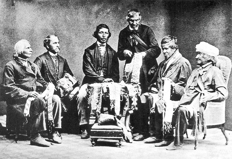 Иллюстрация к книге — Одержимые блеском. О драгоценностях и о том, как желание обладать ими меняет мир [i_001.jpg]