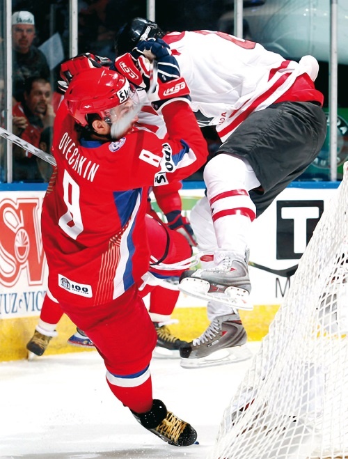 Иллюстрация к книге — Стенка на стенку. Хоккейное противостояние Канада-Россия [i_001.jpg]