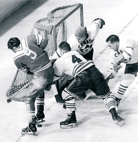 Иллюстрация к книге — Стенка на стенку. Хоккейное противостояние Канада-Россия [i_002.jpg]